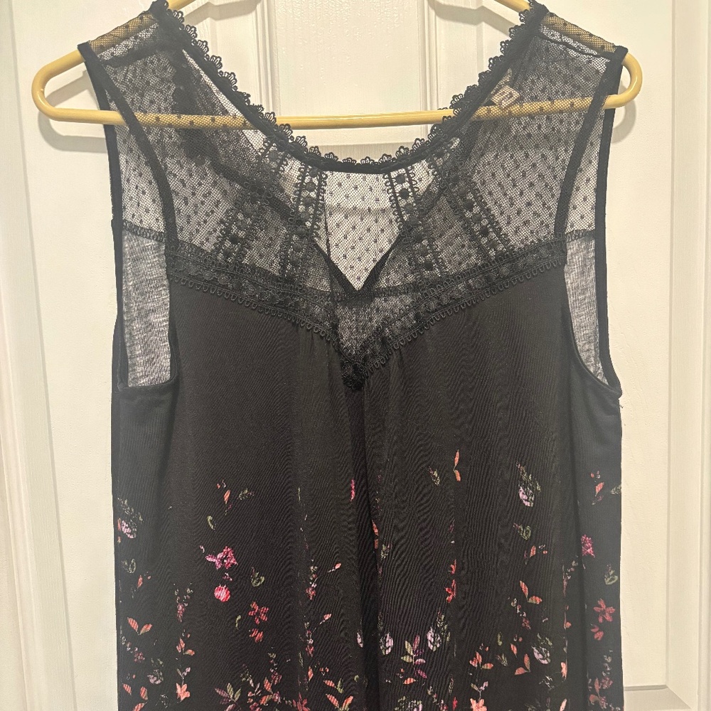 WOMEN'S SEXY TOP. SLEEVELESS.  LIKE NEW CONDITION.  M.